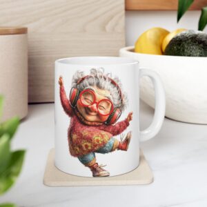 Cană personalizată cu bunică dansatoare, ochelari roșii și căști, design vesel și modern