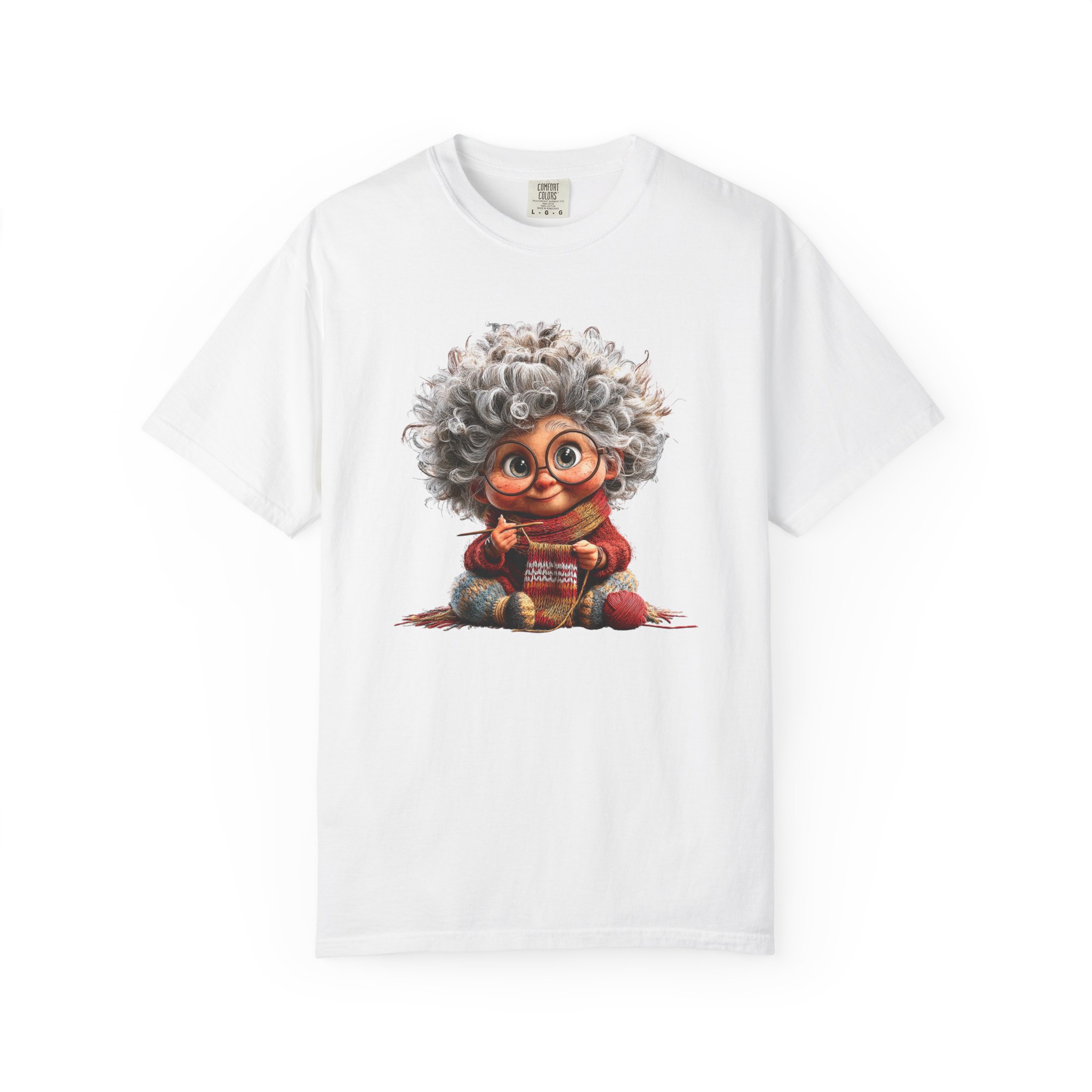Tricou alb cu grafică bunică care croșetează, simbol al familiei și iubirii pentru bunici